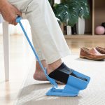 Kényelmes és stabil zokni felhúzó segédeszköz otthoni használatra